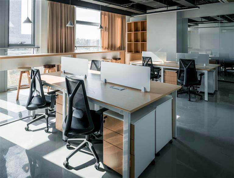 Ofislerde Minimalist Tasarımlarla Alan Verimliliği.